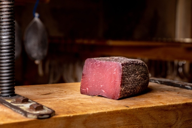 Viande des Grisons authentique « Eckstück », demi-pièce, sous vide (Nouveau)